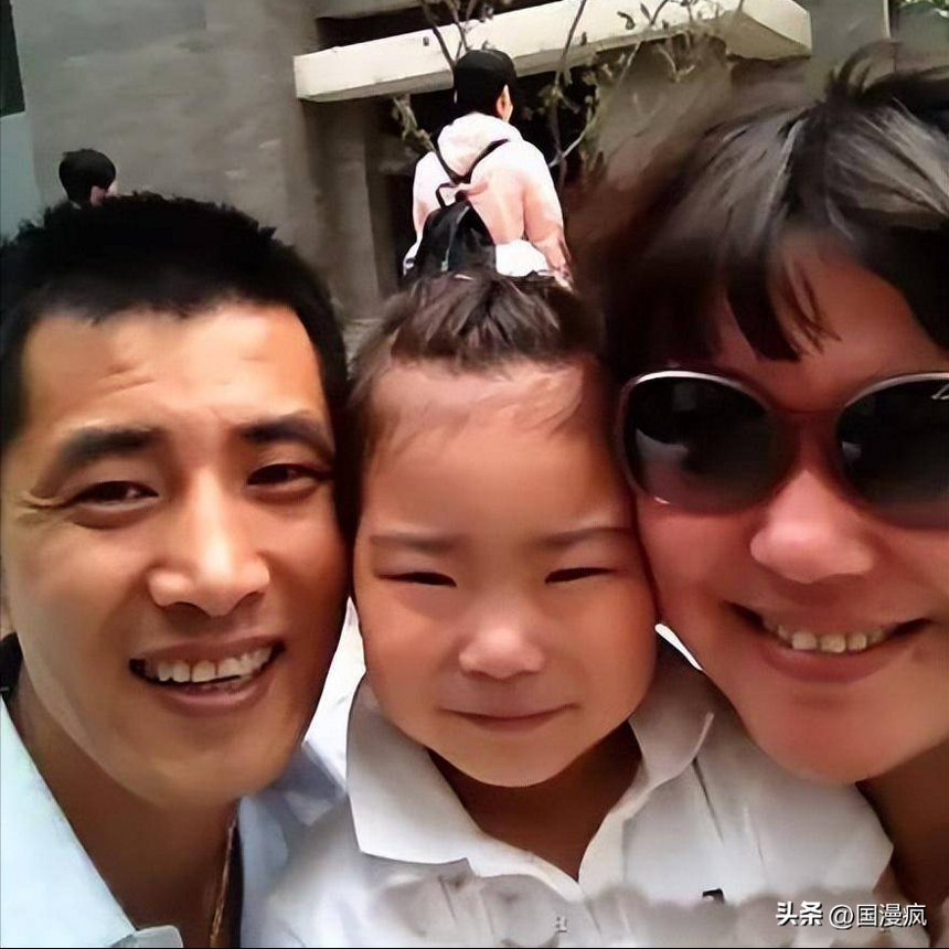 “庄嫂”李菁菁与张金华离婚10年，她三婚嫁人弃子，他思女儿落泪