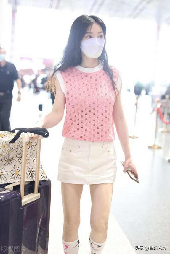 柳岩现身北京机场，身穿白色超短裙青春靓丽