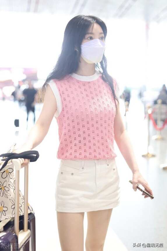 柳岩现身北京机场，身穿白色超短裙青春靓丽