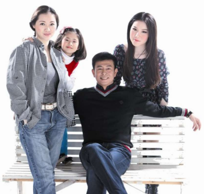 著名演员江柏萱：不顾家人反对娶单亲妈妈为妻恩爱25年，55岁翻红