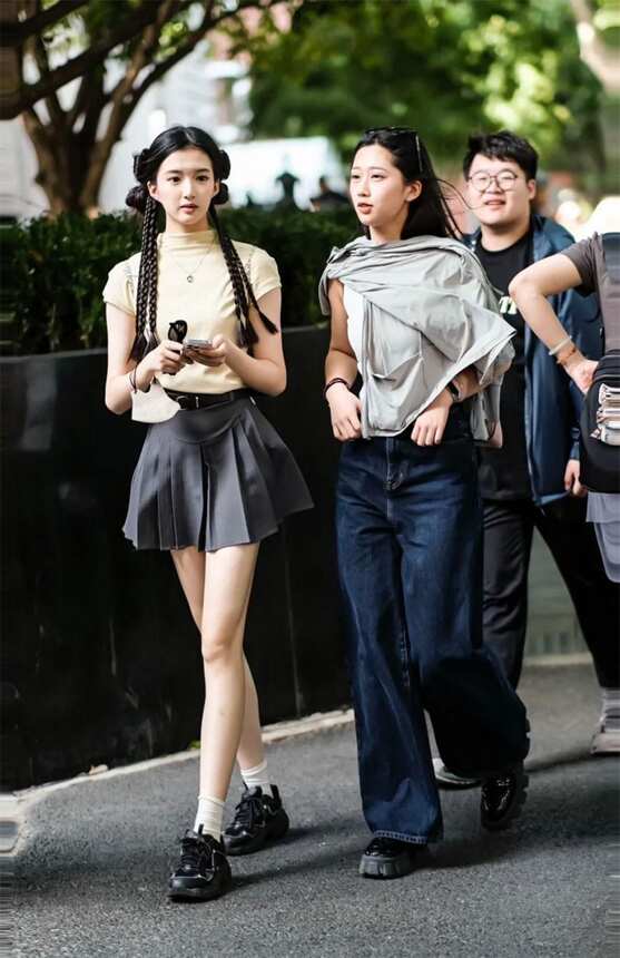 被上海女生的“迷你裙”惊艳了，高级时髦又显瘦，照着穿准美！