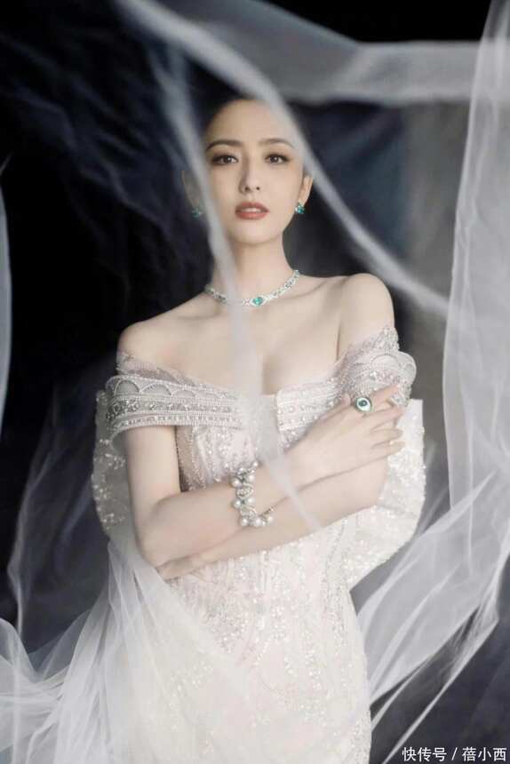 佟丽娅性感起来不得了，穿钻石连衣裙配翡翠首饰，贵气优雅！