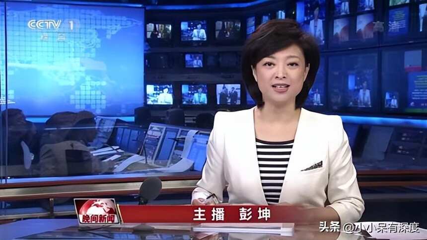 央视播音员彭坤，她容貌姣好而不加修饰，字正腔圆而不矫揉造作