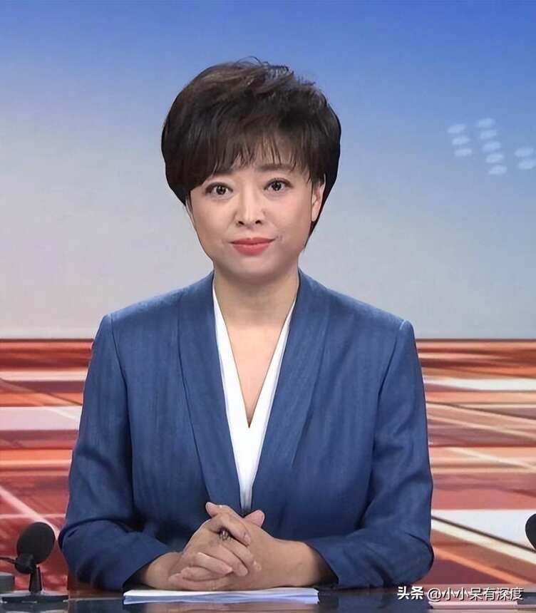 央视播音员彭坤，她容貌姣好而不加修饰，字正腔圆而不矫揉造作