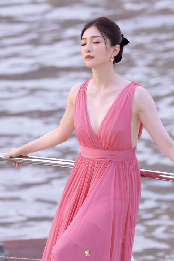 江疏影粉色长裙