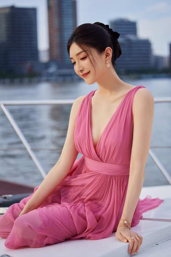 江疏影粉色长裙