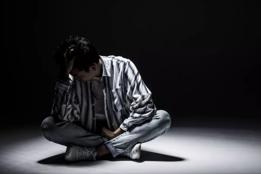 48岁知名歌手李玟，因抑郁症去世！医生提醒：精神类疾病要重视