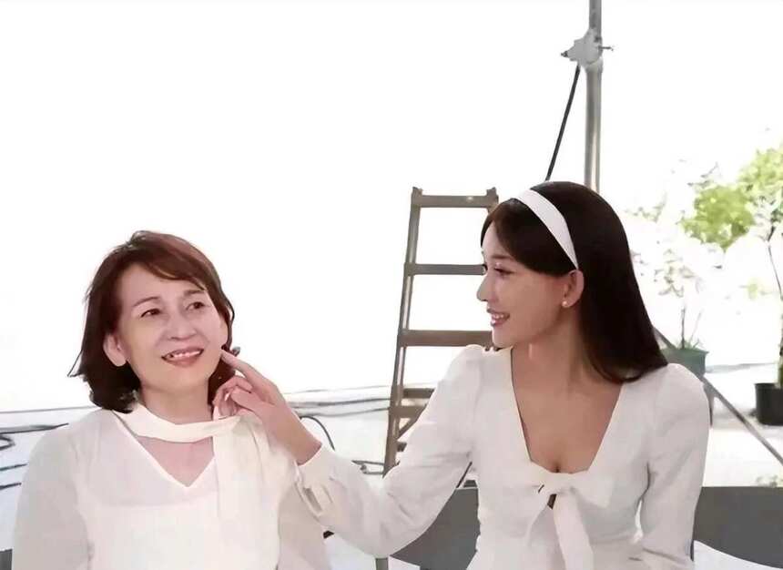 林志玲的妈妈同样也很优雅大气，母女俩看上去就像姐妹花！