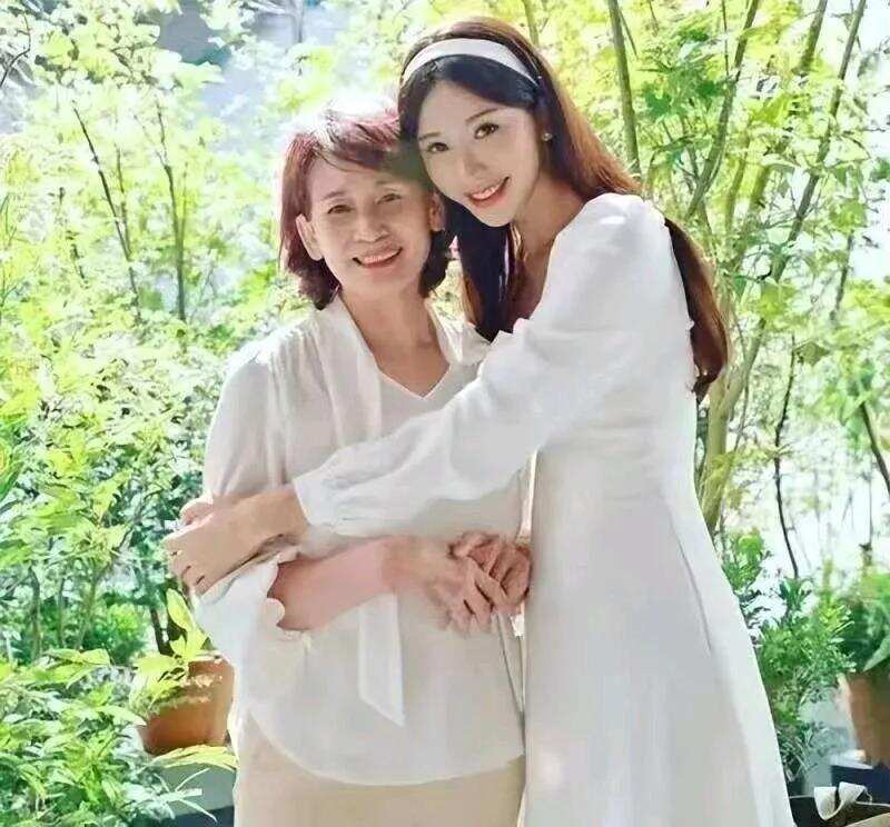 林志玲的妈妈同样也很优雅大气，母女俩看上去就像姐妹花！