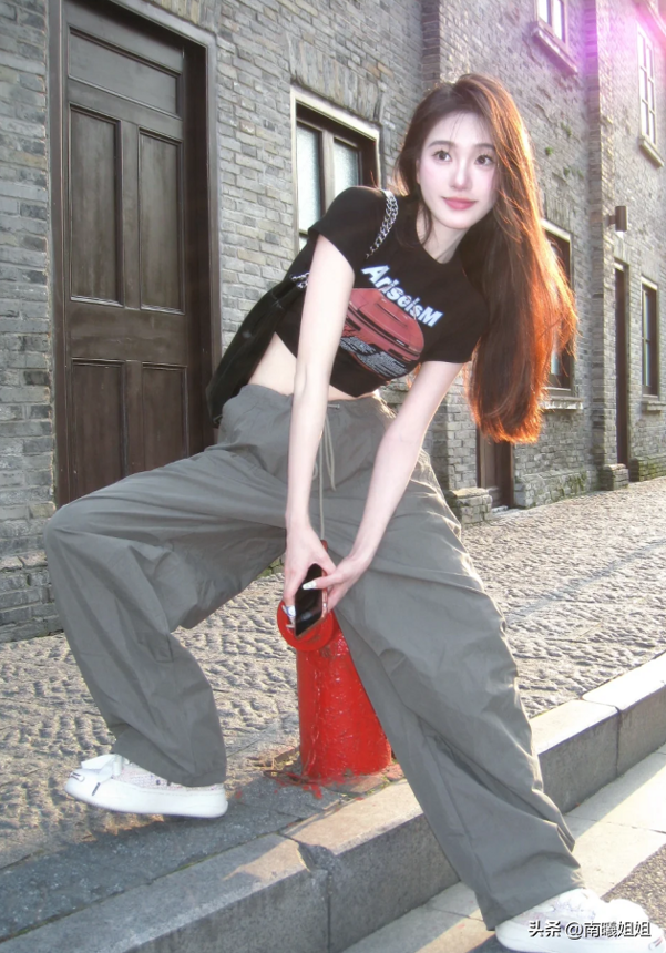 被上海女生的“工装裤”穿搭圈粉了，看着又瘦又时髦，照着穿准美