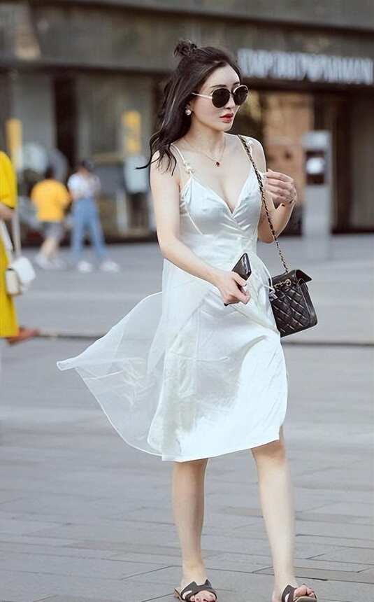 事实证明，今夏穿连体长裙才是真的优雅高级，看上海街拍就知道