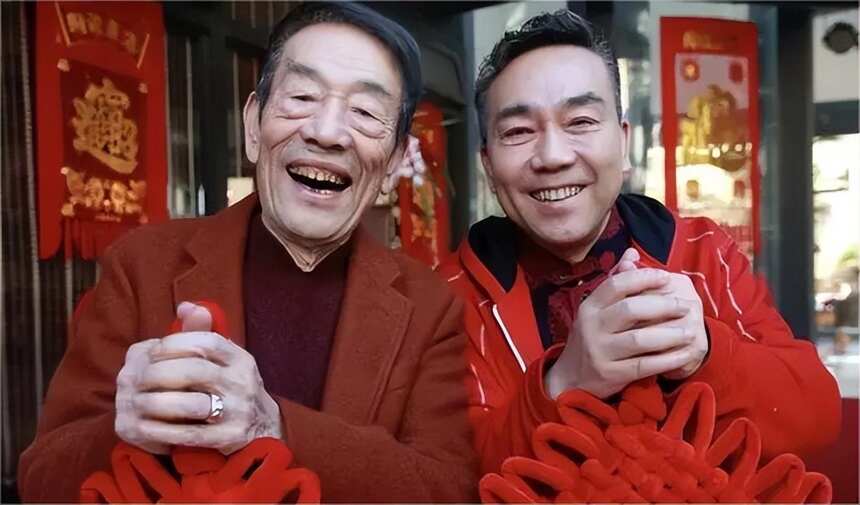 “左手拿烟，右手端酒”，91岁的杨少华在“享受”的路上越走越远