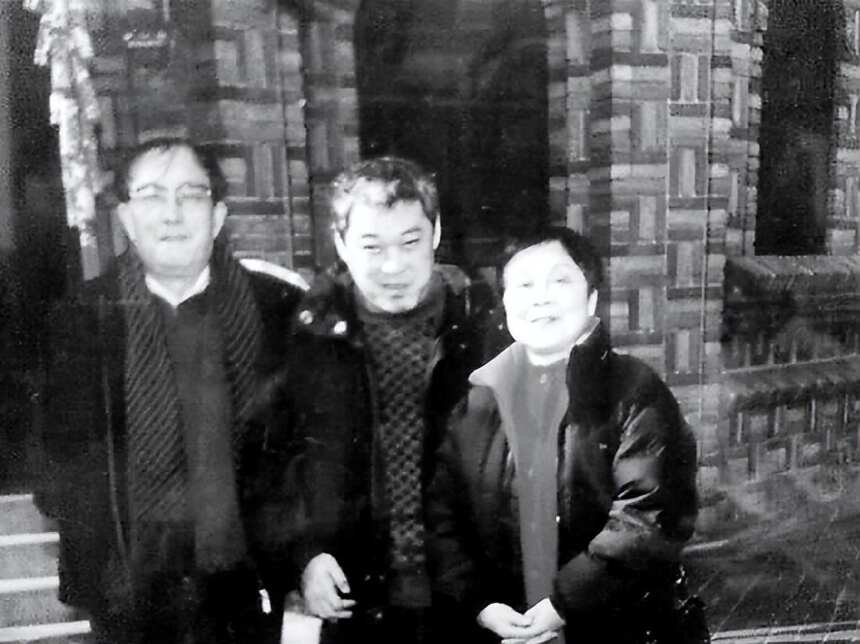 15年了，拿钱来到谢晋葬礼的刘晓庆，实现照顾他妻儿的承诺了吗？