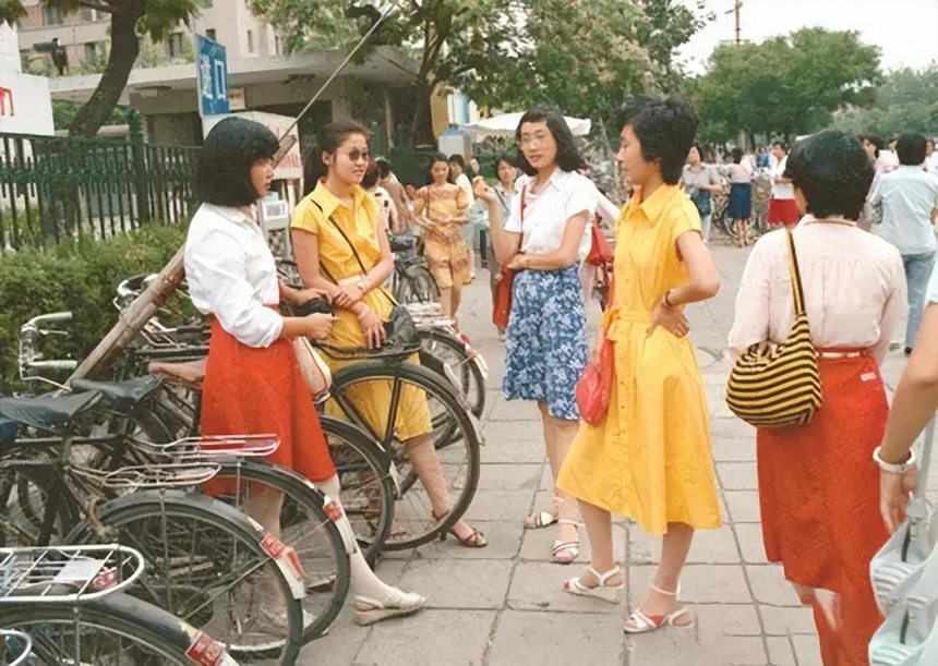 看了上世纪“中国大妈”的穿搭，才发现：再过30年也不如她们时髦
