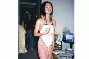 1996年，17岁章子怡穿着白色肚兜的照片，脸上带着少女的娇憨