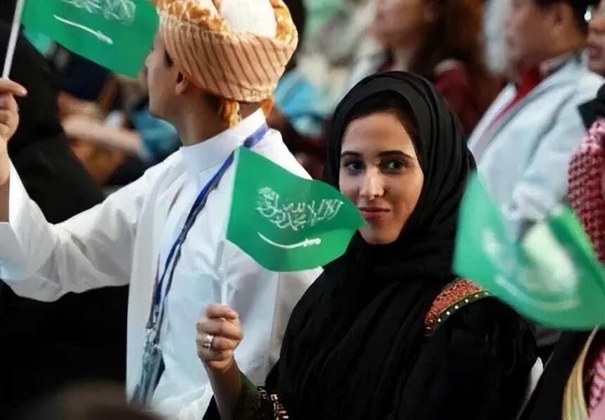 沙特阿拉伯的披肩，它在传统文化中的重要地位和丰富内涵