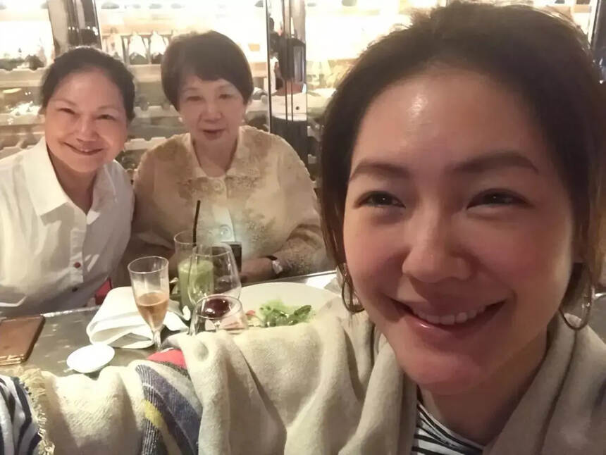 小S携婆婆和妈妈同行韩国度假，婆婆表情冷漠引发热议