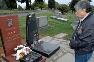 李小龙的日本弟子，为他终身守墓，96岁依然坚持每周扫一次墓