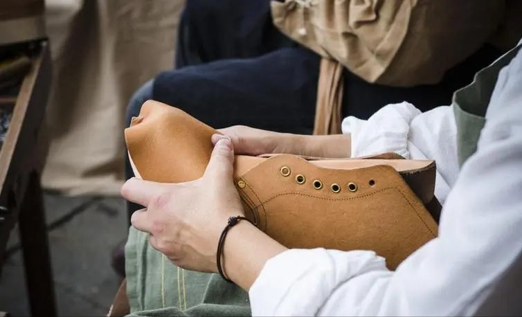 十二世纪英格兰的皮鞋制作与贵族和士兵的鞋需求