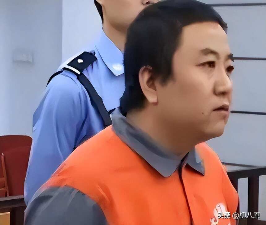 春晚上和冯巩搭档一夜爆红，却在不久被判入狱12年，至今仍在服刑