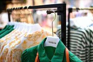 广州新首富诞生，公司靠卖服装年收入1600亿，他今年却还没40岁