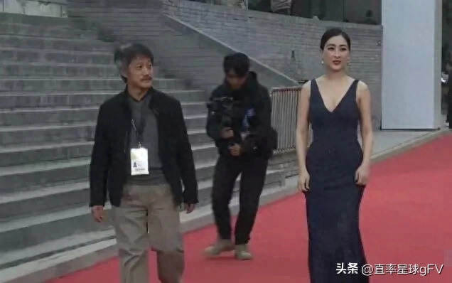 42岁马苏平遥出席活动“大翻车”，深V裙显身材，露出八字事业线
